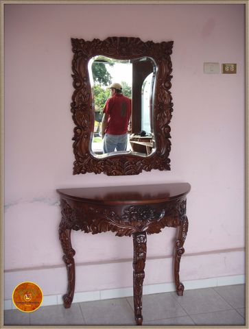 Consoleta en madera de cedro con talla a mano.