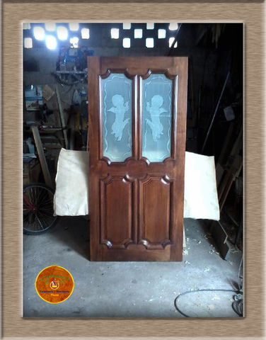 Puerta maciza en madera de cedro color nogal.