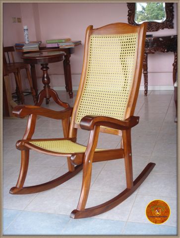 Mecedora en madera de xochicuahuitl con tinte.