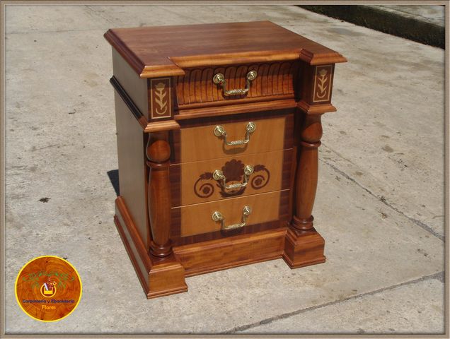 Buroe en madera de cedro con trabajo de marquetería.(chapa de nogal, bog oak y mascarey)