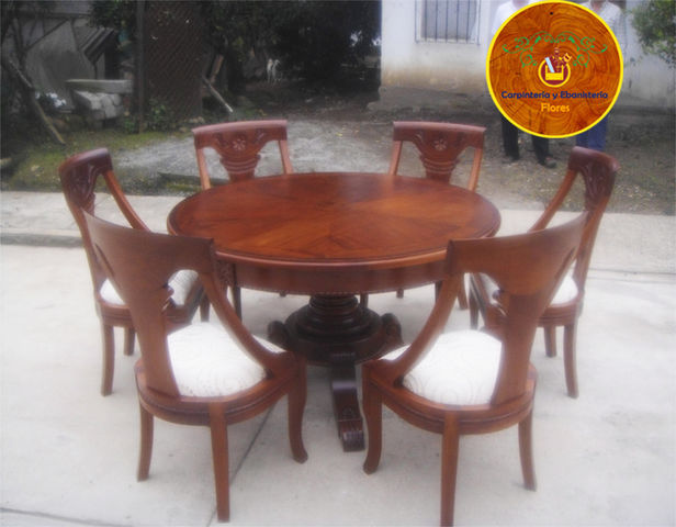 Comedor en madera de cedro con trabajo de talla y enchapados
