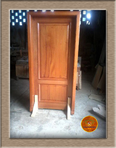 Puerta maciza en madera de cedro.