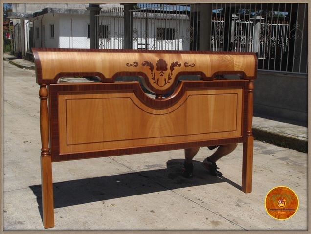 Cabecera en madera de cedro con trabajo de marquetería.(chapa de nogal, bog oak y mascarey)