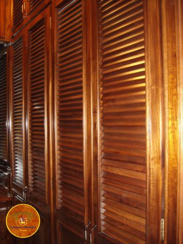 Closet con puertas de persiana en madera de cedro